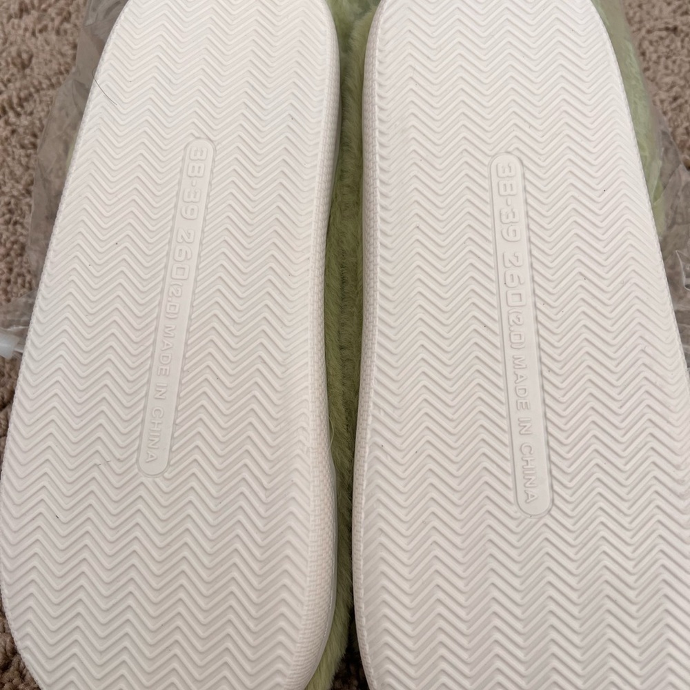 SOLD Slippers 💚🎄 - Picture 5 of 7